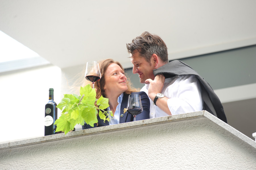 Aurelie Botton bei einem Glas Wein